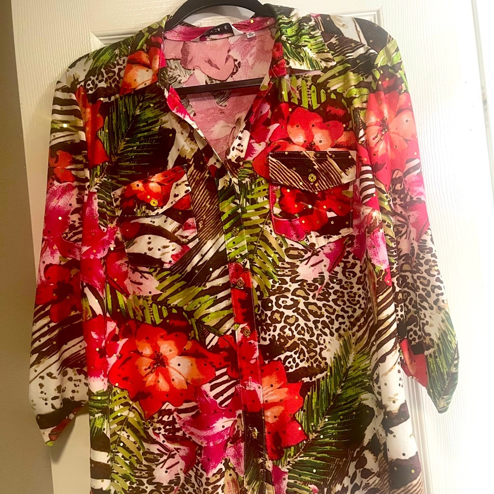 Emily Daniels glittery animal print blouse.  Leaves and florals. NWT. Med.